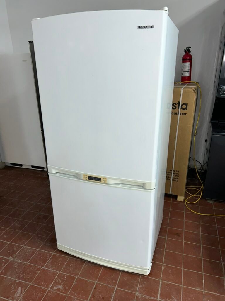 SAMSUNG Fridge - View 2