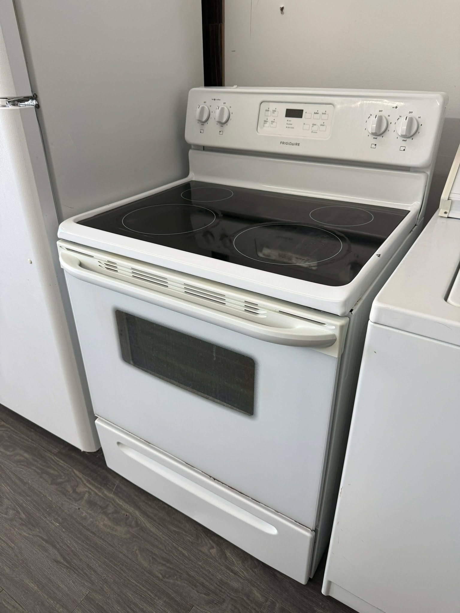 FRIGIDAIRE Stove - View 2