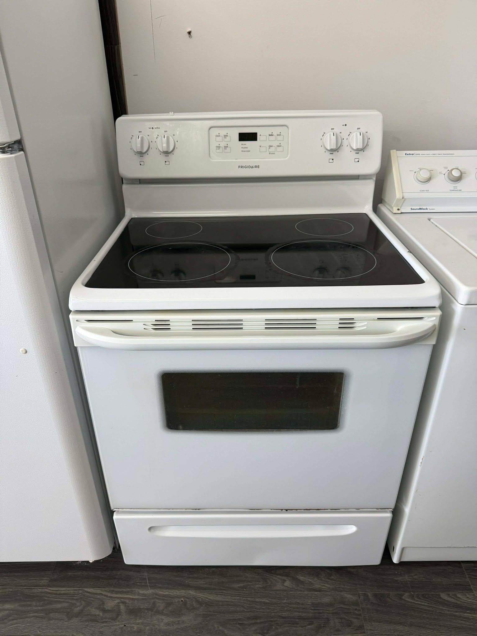 FRIGIDAIRE Stove