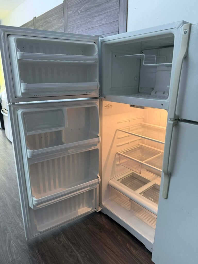 HOTPOINT Fridge - View 2